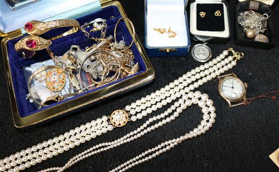 Assorted costume jewellery